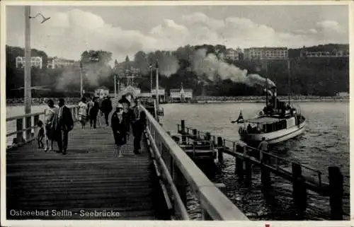 Ak Ostseebad Sellin auf Rügen, Ostseebad  Seebrücke, Dampfer, Spaziergänger