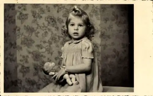 Ak Heeren Werve Kamen in Westfalen, Porträt eines Mädchens mit Puppe