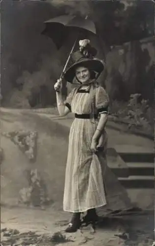 Ak Frau mit Regenschirm, Portrait