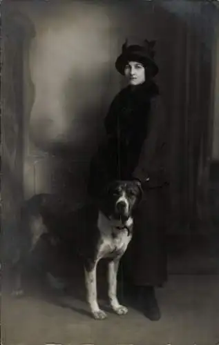 Foto Ak Frau in schwarzem Kleid, Hund, Porträt