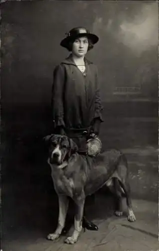 Foto Ak Junge Frau im Mantel mit Hut, Standportrait, Hund