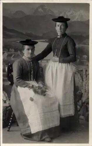 Foto Ak Zwei Frauen in Volkstrachten