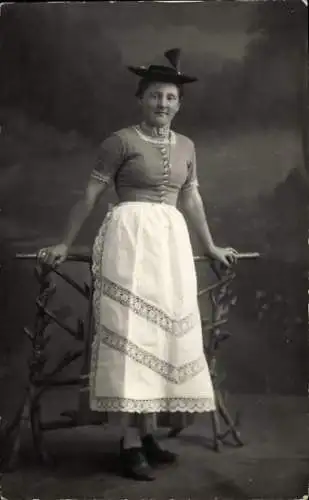 Foto Ak Porträt einer Frau in Volkstracht