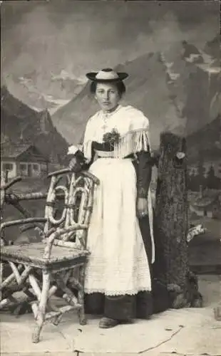Ak Berchtesgaden Oberbayern, Gotzenalm, Schwarzweiß Foto einer jungen Frau in Tracht vor Bergk...