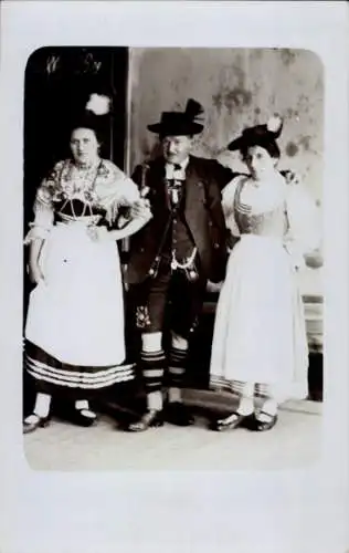 Ak Zwei Frauen und Mann in bayerischer Tracht, Portrait