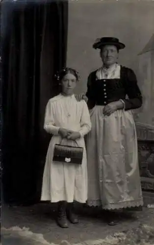 Foto Ak Mädchen und Frau in Tracht, Porträt