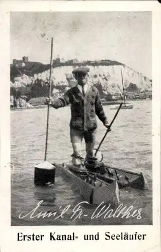 Ak Dover Kent England, Mann in einem Boot mit Paddel in der Hand, im Hintergrund ist eine Krei...