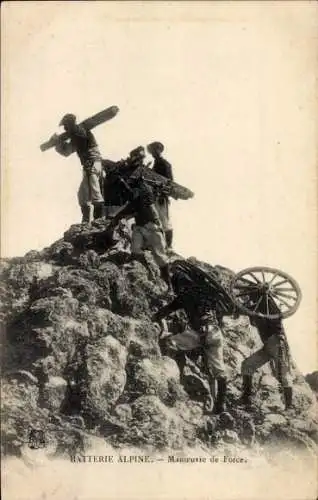 Ak Französische Alpenbatterie, Geschütz wird auf einen Berg getragen