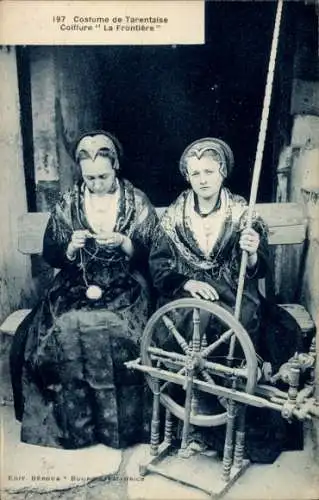 Ak Tarentaise Savoie, Zwei Frauen in Tracht am Spinnrad