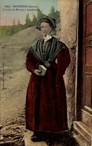Ak Lanslebourg Savoie, Eine Frau in traditioneller Tracht steht vor einer Haustür.