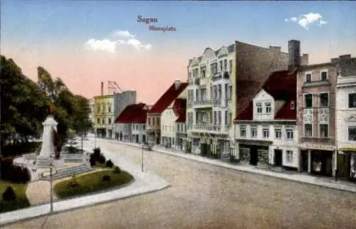 Ak Żagań Sagan Schlesien, Nizzaplatz, Denkmal, Straßenpartie, Gebäude