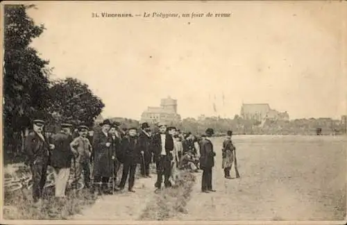 Ak Vincennes Val de Marne, Le Polygone, Menschen in historischen Kleidern, Ausblick auf Gebäude