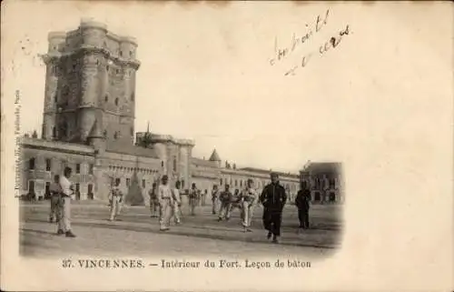 Ak Vincennes Val de Marne, Fort  Lektion im Stockkampf, historische Männer, monumentale Archit...