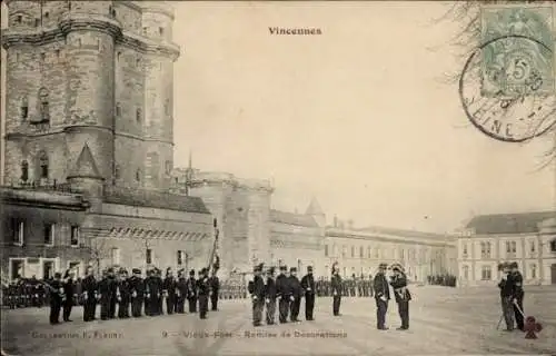 Ak Vincennes Val de Marne, Militärparade, Soldaten in Uniform, Schloss Vincennes im Hintergrund