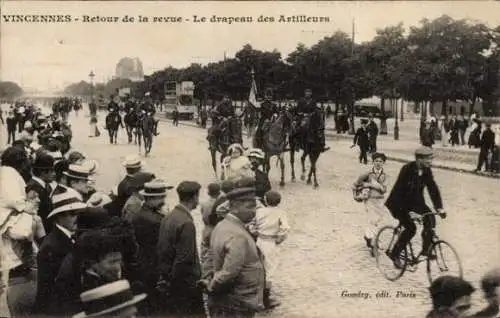 Ak Vincennes Val de Marne, Ein Umzug mit Kavallerie, Zuschauer, Radfahrer, historische Stimmung
