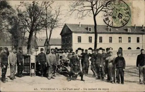 Ak Vincennes Val de Marne, Soldaten, Kanone, Barracken, Bäume, Entspannen, Fort Neuf, Schwarz-...