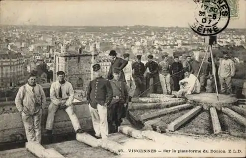 Ak Vincennes Val de Marne, Blick vom Donjon, Soldaten in Uniform, Stadtansicht, Postkarte