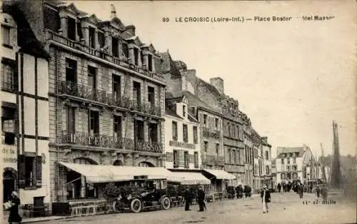 Ak Le Croisic Loire Atlantique, Historische Architektur, Place Bostor, alte Gebäude, Auto, Passan