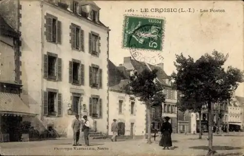 Ak Le Croisic Loire Atlantique, Strassenansicht,  Gebäude, Personen auf der Straße