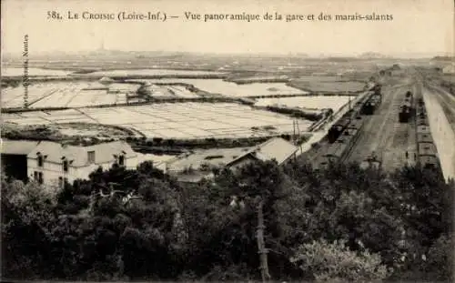 Ak Le Croisic Loire Atlantique, Panoramablick, Bahnhof, Marais salants