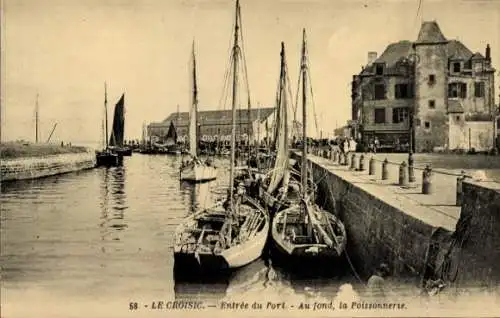 Ak Le Croisic Loire Atlantique, Entree du Port, Au fond, la Poissonnerie