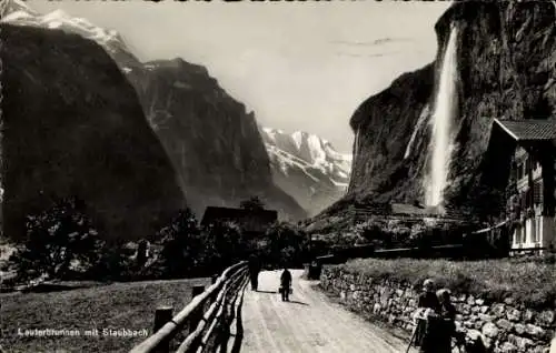 Ak Lauterbrunnen Kanton Bern, Landschaft mit Wasserfall, Berge, Straßenansicht, Wanderer, Histori