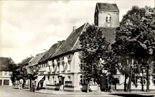 Ak Parchim in Mecklenburg, Stadtansicht, Kirchengebäude, Altbauwohnungen, Bäume