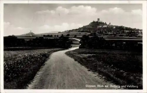 Ak Gießen an der Lahn Hessen, Blick auf Gleiberg und Vetzerberg, Landschaft, Straße, Berg