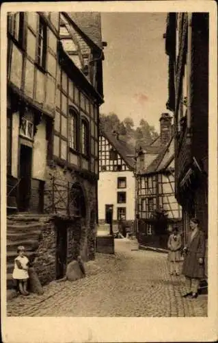 Ak Monschau Montjoie in der Eifel, Fachwerkhäuser, Kopfsteinpflasterstraße, 2 Personen, Kind,  Ar