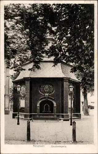Ak Kevelaer am Niederrhein, Gnadenkapelle, altmodische Architektur, umgeben von Bäumen, Laternen