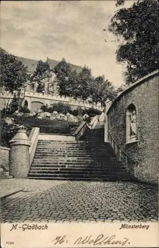 Ak Mönchengladbach am Niederrhein, Münsterberg, Treppe, Gebäude im Hintergrund, Natur, Menschen