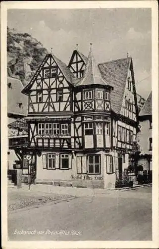 Ak Bacharach am Rhein, Altes Haus, Fachwerk, zweigeschossig, Straßenansicht, Schwarz-Weiß-Foto