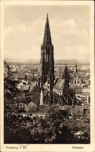 Ak Altstadt Freiburg im Breisgau, Münster von Freiburg, Blick über die Stadt,  Architektur