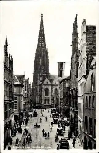 Ak Münster in Westfalen, Stadtansicht, W. Lambertikirche,  Gebäude, Fahrräder, Autos