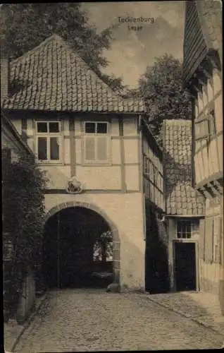 Ak Tecklenburg in Westfalen,  Fachwerkhaus, Torbogen, Pflasterstraße,  Architektur