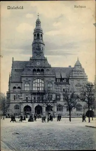Ak Bielefeld in Nordrhein Westfalen, Rathaus, Gebäude, Menschen, Schwarz-Weiß Fotografie