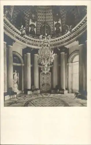 Ak Potsdam Sanssouci, Marmorsaal im Schloss Sanssouci, beeindruckende Architektur, Statue, Kronle