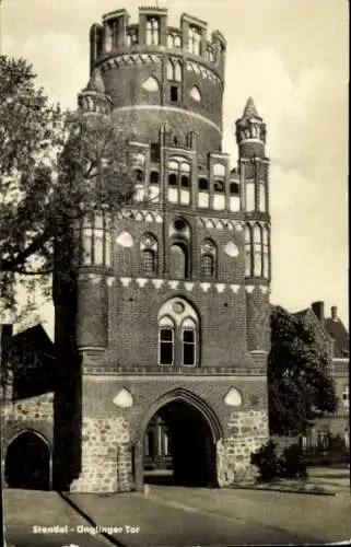 Ak Stendal in der Altmark, Unglinger Tor, s Gebäude, Backsteinbau, grünes Umfeld
