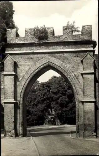 Ak Zerbst in Anhalt, Bogen, Mauerwerk, Bäume, Schatten, r Stil