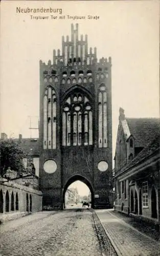Ak Neubrandenburg in Mecklenburg, Treptower Tor, Treptower Straße