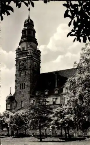 Ak Lutherstadt Wittenberg, Historisches Gebäude mit Uhrturm, Bäume im Vordergrund, Schwarz-Weiß-F