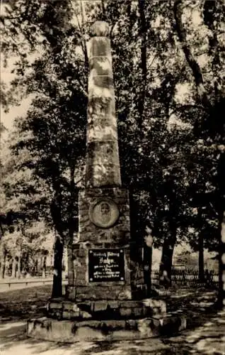 Ak Lanz in der Prignitz, Jahn-Denkmal, Monument, Bäume, Schwarz-Weiß-Fotografie