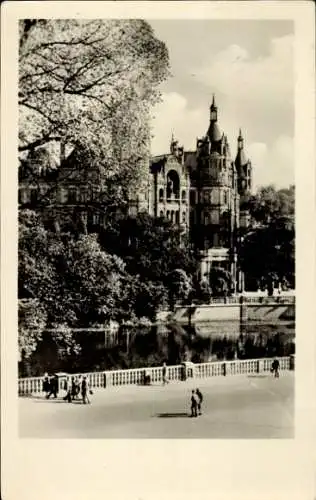 Ak Schwerin in Mecklenburg, Schweriner Schloss, Park, Wasser, Bäume, Spaziergänger,  Architektur