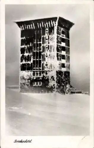 Ak Brocken im Harz, Brockenhotel, s Gebäude, schwarz-weiß, Kapelle, Schnee