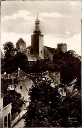 Ak Querfurt Saalekreis, Blick auf das Schloss und die Häuser