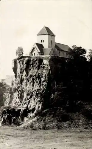 Ak Brandis in Sachsen, Kirche auf Felsen, Schwarz-Weiß Fotografie