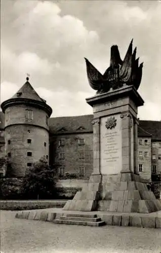 Ak Torgau an der Elbe, Denkmal mit Flügeln, Gebäude im Hintergrund, Gartenanlage