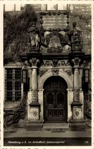 Ak Merseburg an der Saale, Johannisportal, Schloßhof,  kunstvolle Fassade, dunkel,  Architektur
