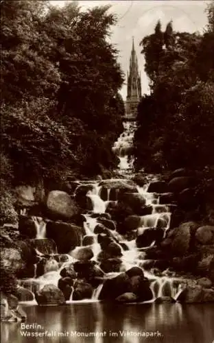 Ak Berlin Kreuzberg, Wasserfall mit Monument im Viktoriapark 