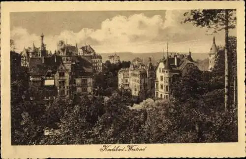 Ak Karlovy Vary Karlsbad Stadt, Stadtansicht,  Gebäude, Bäume, teilweise bewölkter Himmel